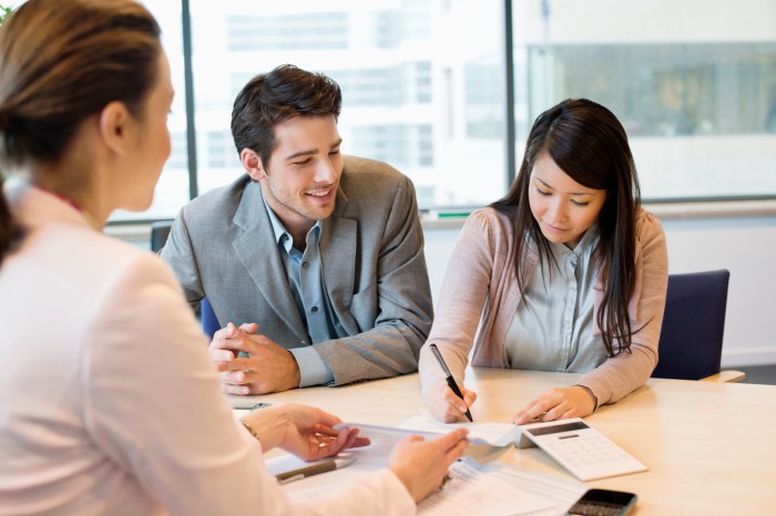 160314-couplesigningdocs-stock